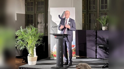 Bürgerstiftungsvorsitzender Karsten Becker freut sich, dass beim Empfang zum Bürgermahl 3.655 Euro an Spenden gesammelt werden konnten. <br> (Foto: ste)