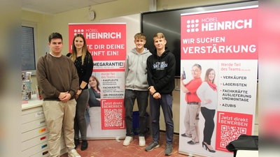 Das Möbel Heinrich Messe-Team: (v.l.n.r.) Levin Hartmann (Azubi), Anika Schmidt (Ausbildungsbeauftragte), Henry Bruns (Jahrespraktikant) und Eric Piesker (Azubi).  (Foto: Möbel Heinrich)
