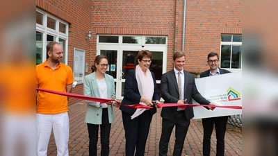 Regionalministerin Birgit Honé eröffnete jetzt zusammen mit Bürgermeister Jörn Lohmann das Regionale Versorgungszentrum in Rehren.  (Foto: privat)