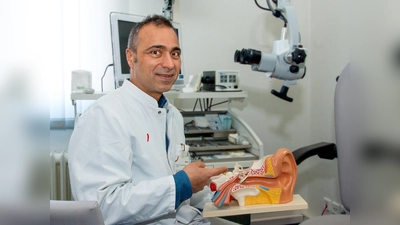 Dr. Parwis Mir-Salim demonstriert am Modell, wie der Schall im Ohr übertragen wird.  (Foto: umsorgt wohnen)