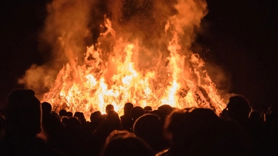 Mehrere hundert Menschen betrachten das Osterfeuer.  (Foto: Michael Jedamzik)