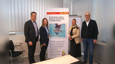 Oliver Liersch und Anna Weber, DLRG Niedersachsen setzen sich gemeinsam mit Colette Thiemann und Ansgar Werner für bessere Schwimmausbildung ein. (Foto: gk)