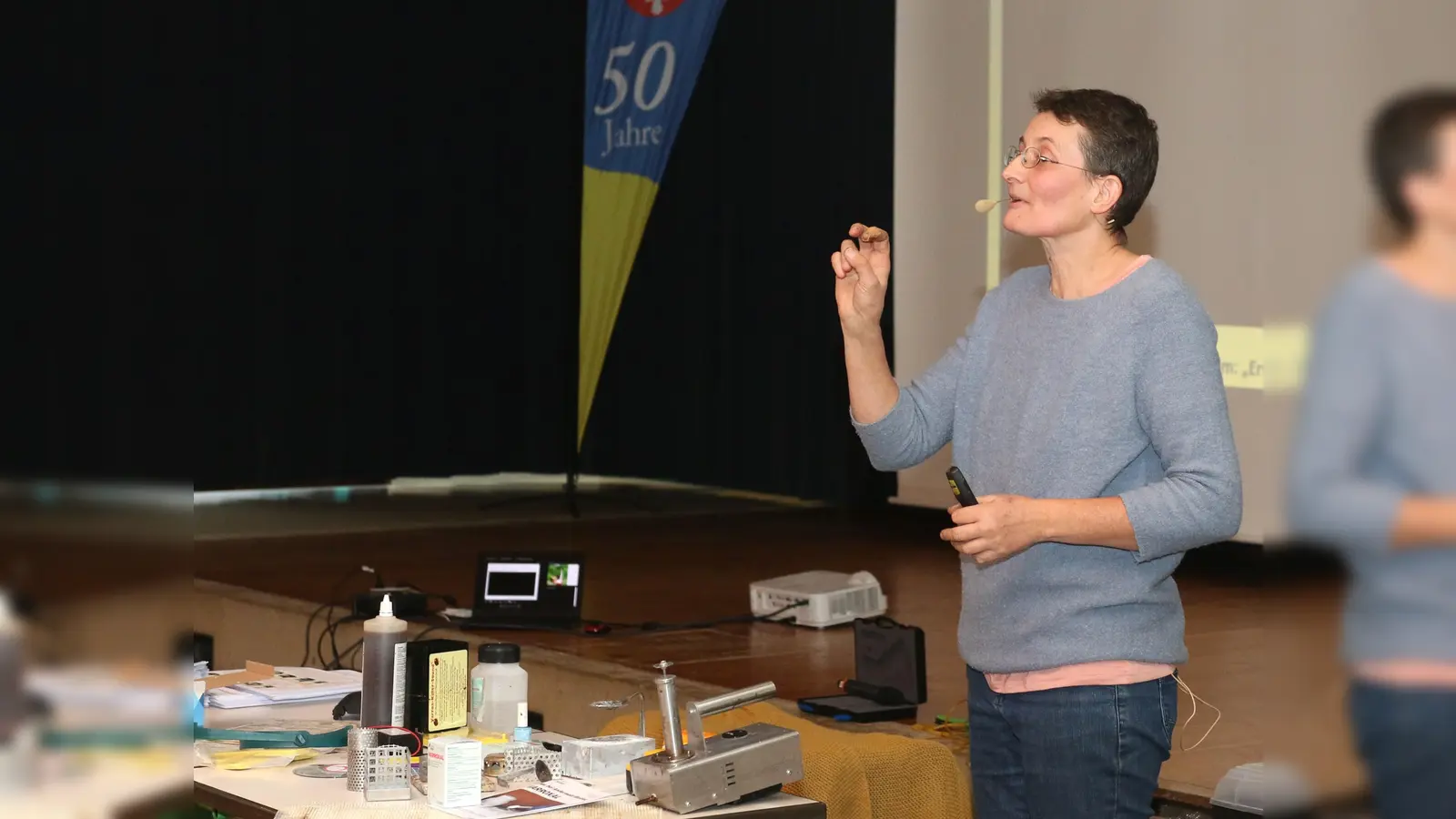Doktor Pia Aumeier gibt bei der Imkerei-Fachtagung praktische Tipps unter anderem zur Bekämpfung von Varroa-Milben.<br><br> (Foto: Borchers, Bastian)