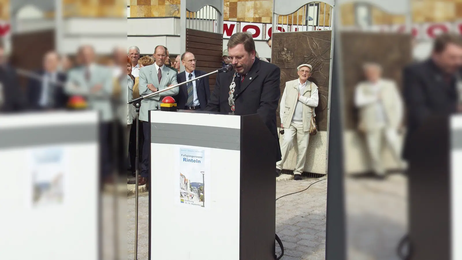 Bürgermeister Karl-Heinz Buchholz eröffnet im September 2003 die Rintelner Fußgängerzone. <br> (Foto: ste)