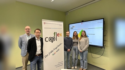 Philipp Held und Eike Blohm stellen zusammen mit Alexander Beyer, Lisanne Thoke und Hedi Blaume das neue Lernkonzept „Cool Flex“ in den Beruflichen Gymnasien an der BBS vor. (Foto: ste)
