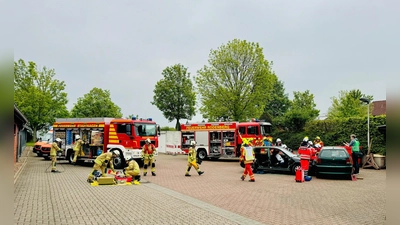 Feuerwehr und Rettungsdienst üben gemeinsam am Feuerwehrhaus Rodenberg. (Foto: privat)