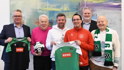 Alexander Zuschlag, Wilfried Krömker, Michael Wolf, Thomas Rothmann, Henning Sohl und Peter Möse laden wieder ins Fußballcamp ein. (Foto: nd)