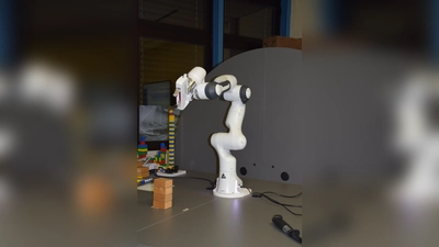 Praktische Ausbildung an einem Roboterarm im Fachbereich Mechatronik. (Foto: ab)