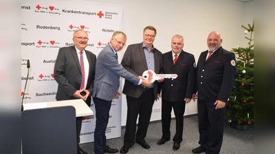 Symbolische Schlüsselübergabe: v.l.n.r.: Joachim Riemer, Andreas Nieschke, Bernd Gerberding, Jörg Krömer, Olaf Kerzel. (Foto: ab)