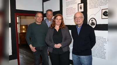 Arne Brunken, Rolf Harmening, Frauke Quurck und Wilhelm Meyer stellen das Veranstaltungsprogramm für das Wilhelm-Busch-Land 2024 vor. (Foto: Borchers, Bastian)