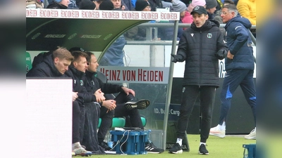 Trainer Stefan Leitl und sein Team versuchen, den 96-Sinkflug zu beenden. Gegen Bielefeld spielt Leitl auch um seinen Job bei den „Roten“. (Foto: Borchers, Bastian)