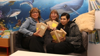 Heike Böhm (v. li.), Gaby Tillich und Farydhe Rivera Rodriguez de Borchers vom Büchereiteam freuen sich auf viele Besucher beim Welttag des Buches. (Foto: bb)