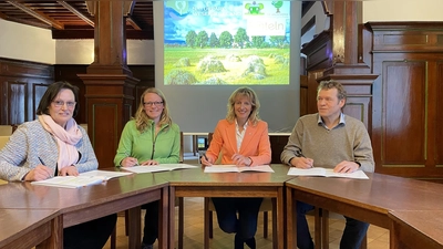 Unterschrift für fünf weitere Kooperationsjahre zwischen den Waldkindergärten „Heidestrolche“ und „Waldzwerge“ und dem Naturpark Weserbergland. (Foto: ste)
