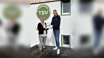 Die TSV-Vorsitzende Christel Struckmann (links) bekommt von Claudia Regel vom NTB das Gütesiegel „GEMO” überreicht. (Foto: ste)
