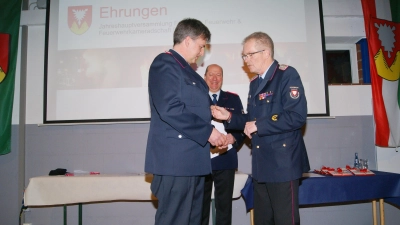 Marc-Henning Kommerein (li.) wurde von Klaus Peter Grote mit dem Feuerwehrehrenzeichen des Landes Niedersachsen ausgezeichnet. (Foto: gk)