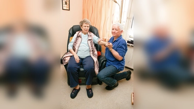 Zur guten Pflege gehören auch Mobilitätsübungen. Marie-Louise Jungwirth freut sich immer auf den Besuch von Pflegefachkraft Susanne Siemers-Grundt. 