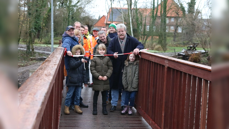 Nach der Eröffnung der Brücke über die Aue in Meinsen-Warber steht eine vielgenutzte Verbindung wieder zur Verfügung.  (Foto: Borchers, Bastian)