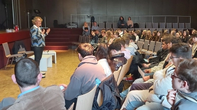 Landtagsvizepräsidentin Barbara Otte-Kinast erreichte die Schüler mit den Antworten auf ihre Fragen. (Foto: gk)