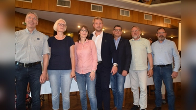Der neu gewählte Aufsichtsrat der Genossenschaft mit dem scheidenden Ahrens (Li.) (Foto: ab)