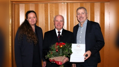 Friedrich Hardekopf (Mitte) wird von der Landtagsabgeordneten Colette Thiemann und Ralf Schubart, Vorsitzender der CDU-Rodenberg, für die 50-jährige Mitgliedschaft in der CDU ausgezeichnet.  (Foto: Borchers, Bastian)