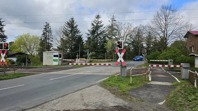Wird wegen Gleisbauarbeiten wieder gesperrt: Der Bahnübergang Frachtweg. (Foto: tau)