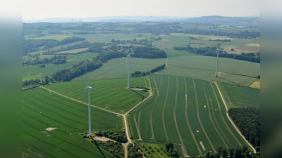 Bei unseren Nachbarn in Nordrhein-Westfalen stehen dicht an Rintelns Stadtgrenzen bereits einige Anlage. Rinteln selbst ist so gut wie windkraftfrei.<br><br> (Foto: ste)
