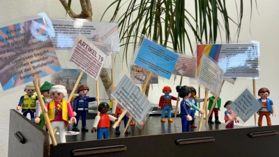 Playmobilfiguren machen noch bis zum 21. März in fünf Schaumburger Städten auf die Menschenrechte aufmerksam. (Foto: bb)