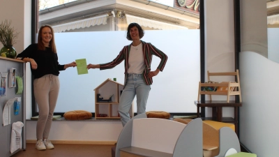 Freuen sich, dass die neuen Räume gut ankommen: Julia Schiele (li.) und Kathrin Block. (Foto: wb)