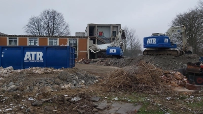 Für schnellen Rückbau des alten Schulgebäudes sorgen große Abrissbagger. (Foto: gk)