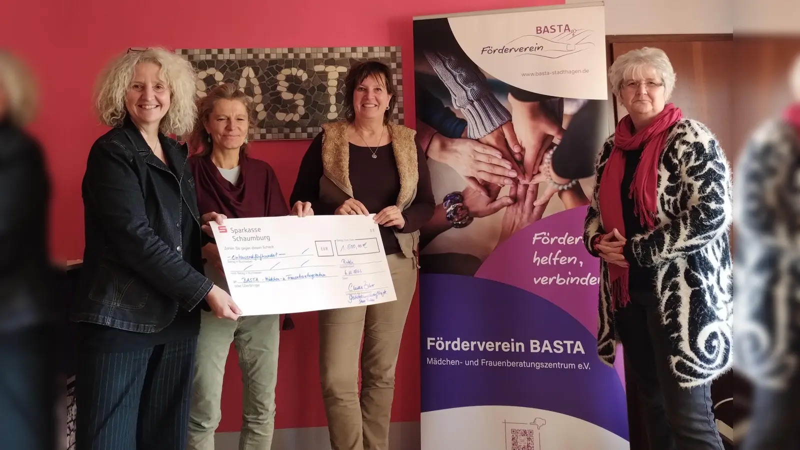 Die Gleichstellungsbeauftragte der Stadt Rinteln, Claudia Zehrer, überreicht die Spende an das Team von BASTA.  (Foto: privat)