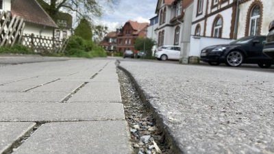 Der Straßenbelag des Dingelstedtwalls ist in einem maroden Zustand. Eine Sanierung kostet nach bisherigen Schätzungen rund 1,6 Millionen Euro und dabei könnten Fördermittel aus dem Topf „Rinteln – Lebendige Zentren“ helfen.  (Foto: ste)