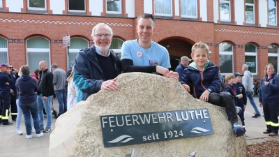 Wilfried Segge (li.) und Jens Borchers haben das Monument eingeweiht. (Foto: gi)