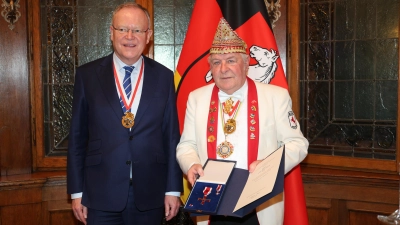 Ministerpräsident Stephan Weil mit dem Geehrten Karl-Heinz Thum. (Foto: privat)