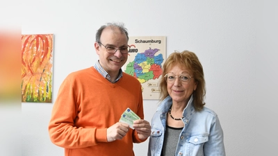 Stephan Hartmann und Heidemarie Hanauske mit den „alten” Karten aus den 1990er-Jahren. (Foto: nd)