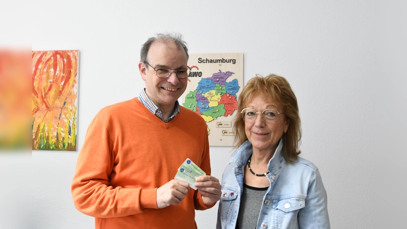 Stephan Hartmann und Heidemarie Hanauske mit den „alten” Karten aus den 1990er-Jahren. (Foto: nd)