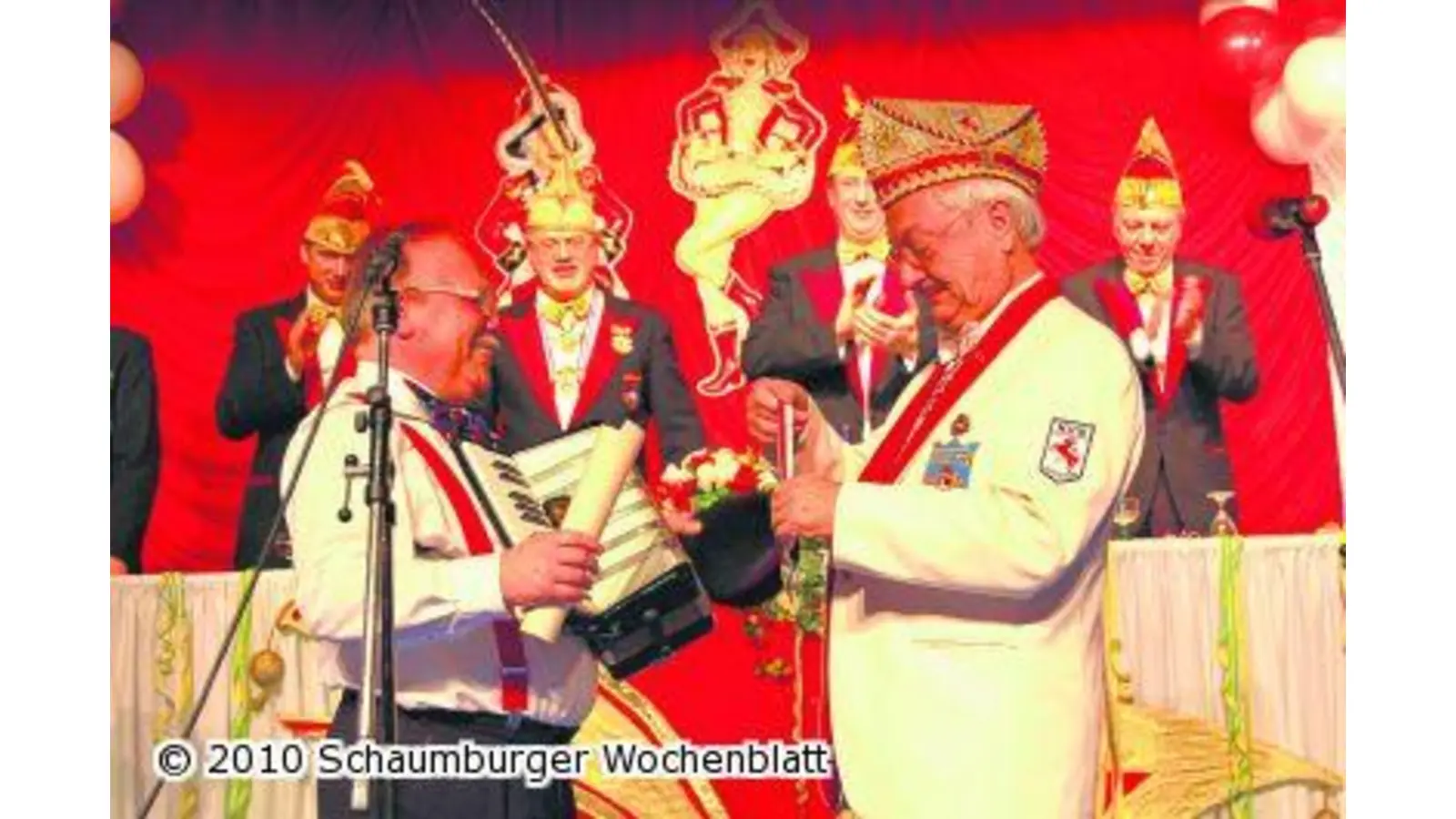 Professor Hans Hübner erhält den silbernen Karnevalsorden (Foto: ste)