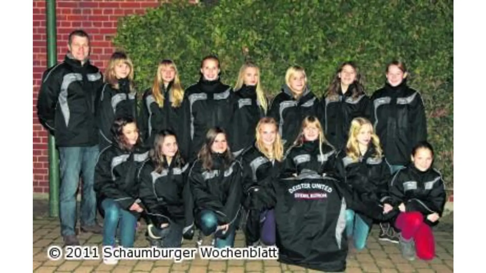 Sponsor hüllt die Mädchen von Deister United in dicke Jacken (Foto: em)