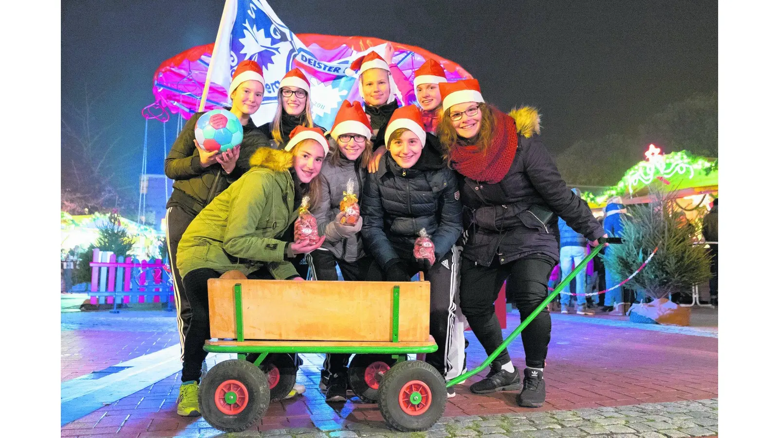 Mit Zipfelmützen und Bollerwagen auf vorweihnachtlicher Mission (Foto: jl)