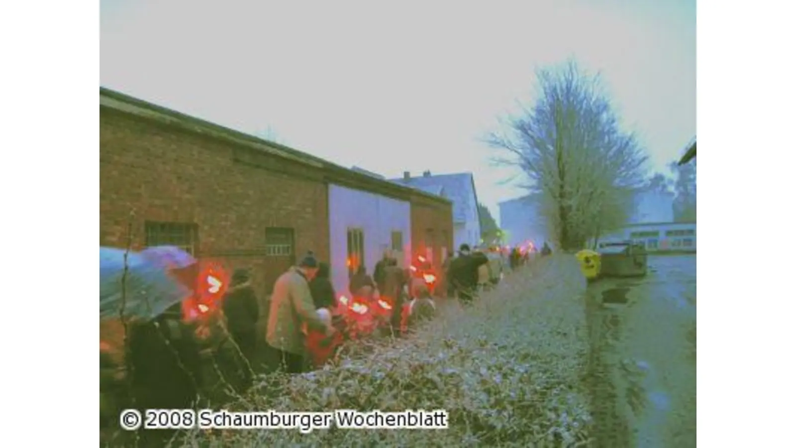 Osterfeuer mit Fackelumzug kommt bei den Besuchern sehr gut an (Foto: bb)
