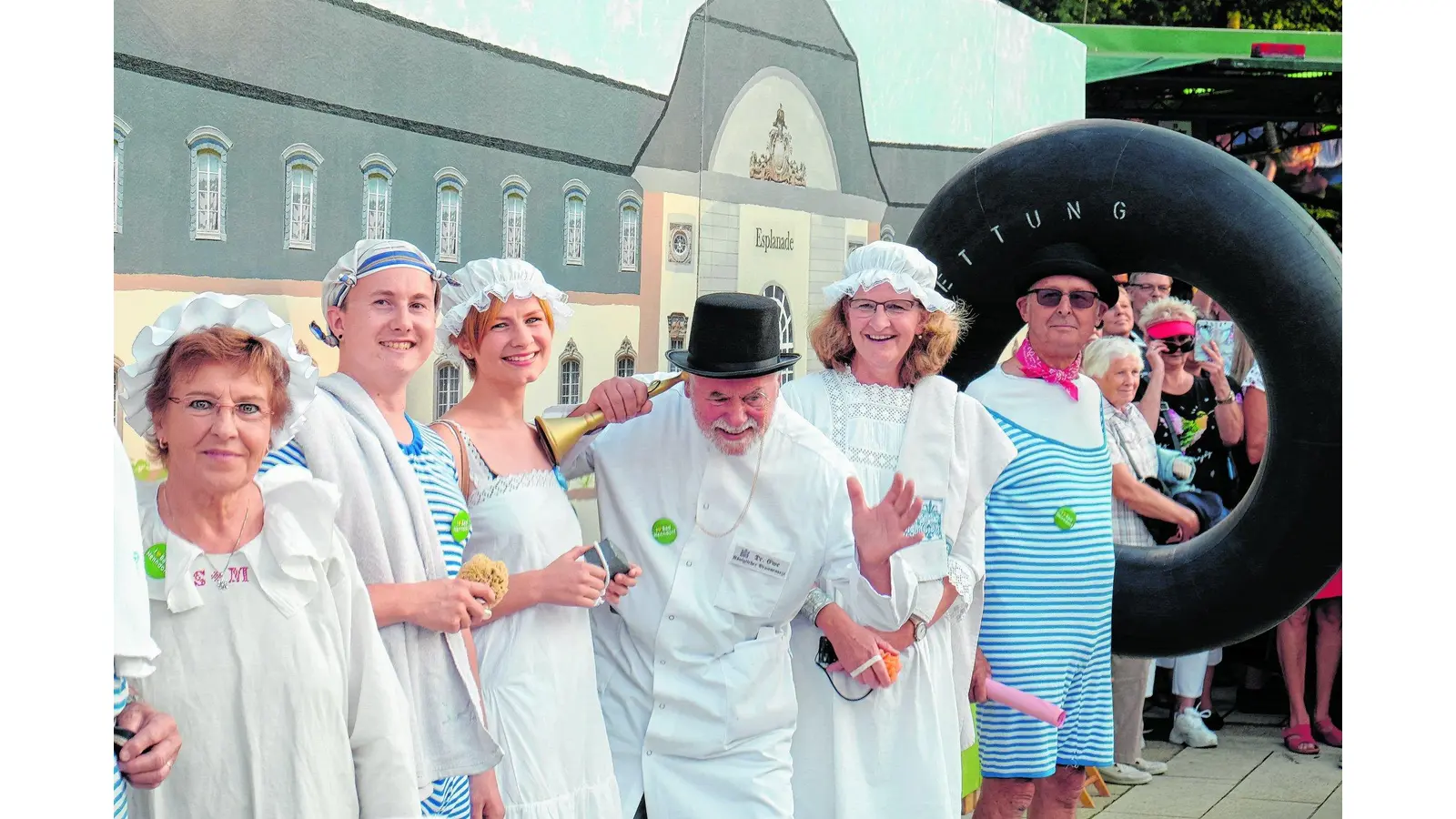 Große Party in historischer Badekleidung (Foto: tr)