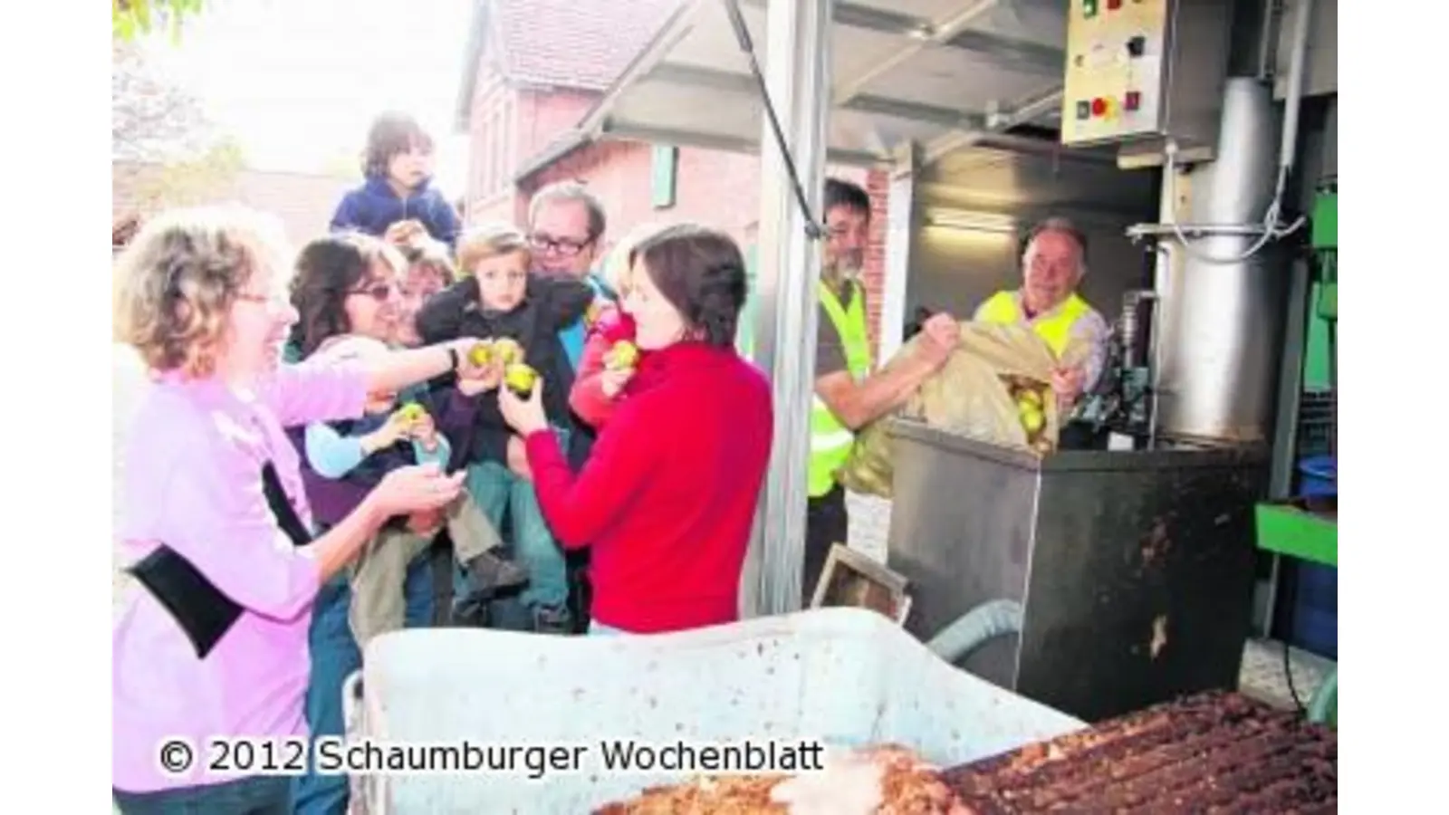 Kinder bringen Äpfel zum Mosten (Foto: gi)