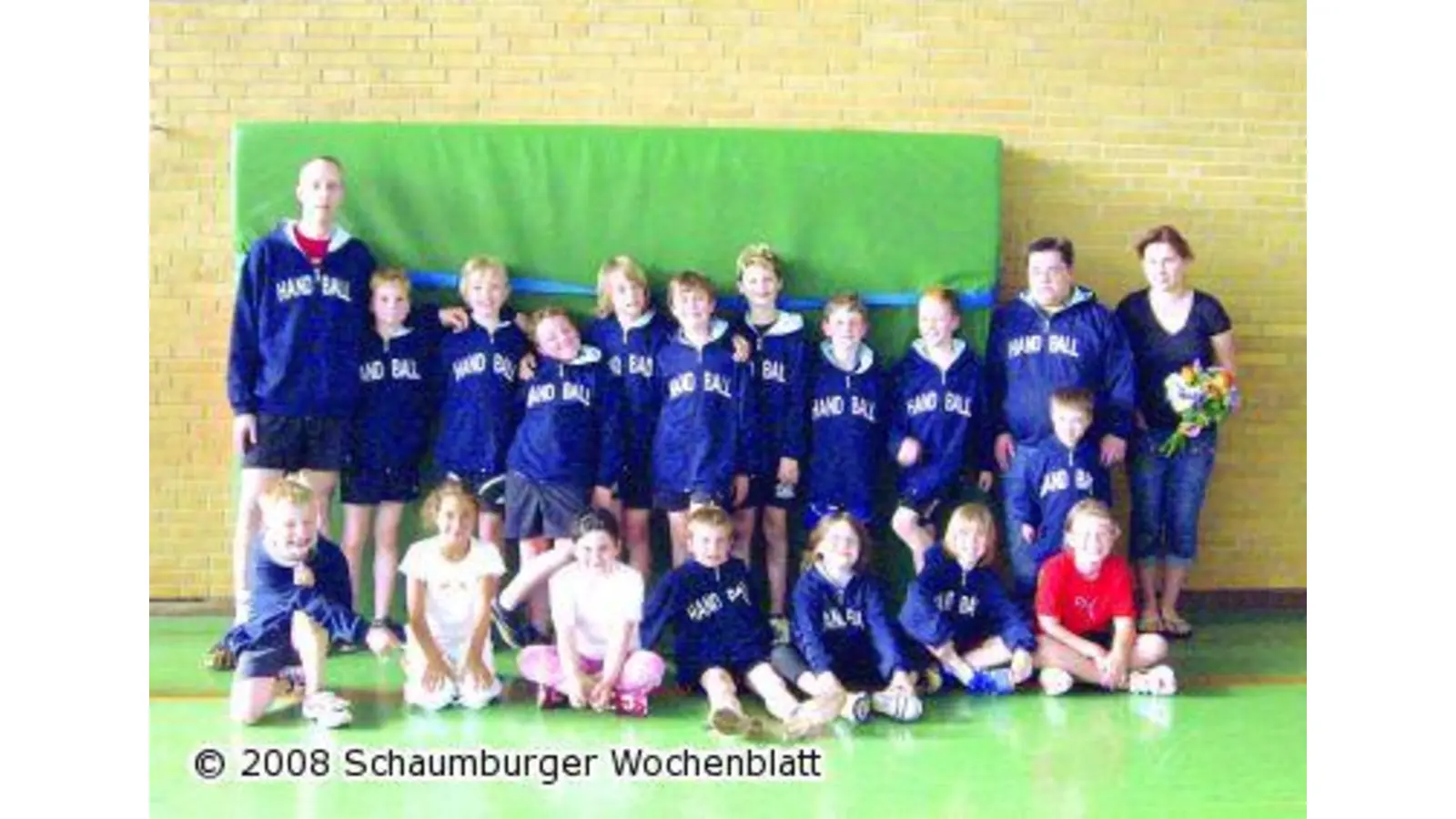 E-Jugend in neuen Kapuzenjacken (Foto: red)