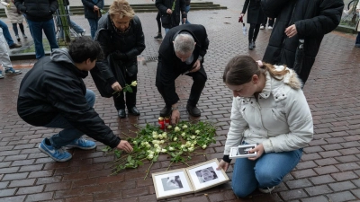 Schüler organisieren kleine Gedenkveranstaltungen für die Opfer des Nationalsozialismus an den Stolpersteinen im Stadtgebiet. (Foto: privat)