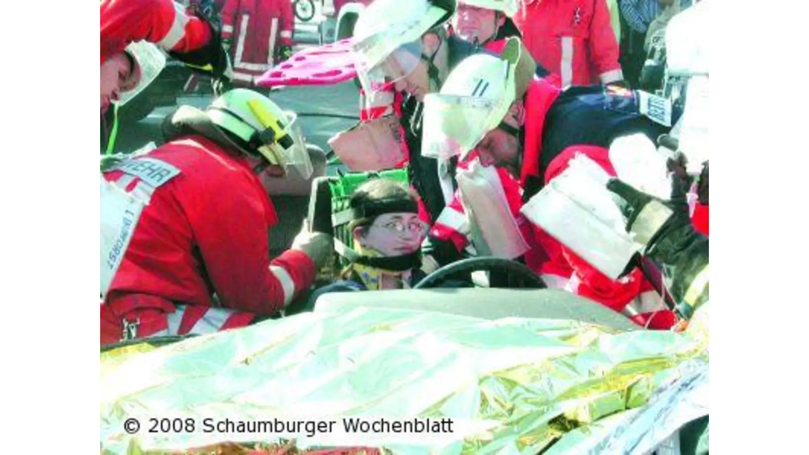 Mit Tatütata und Blaulicht brausen die Fahrzeuge auf den Marktplatz (Foto: red)