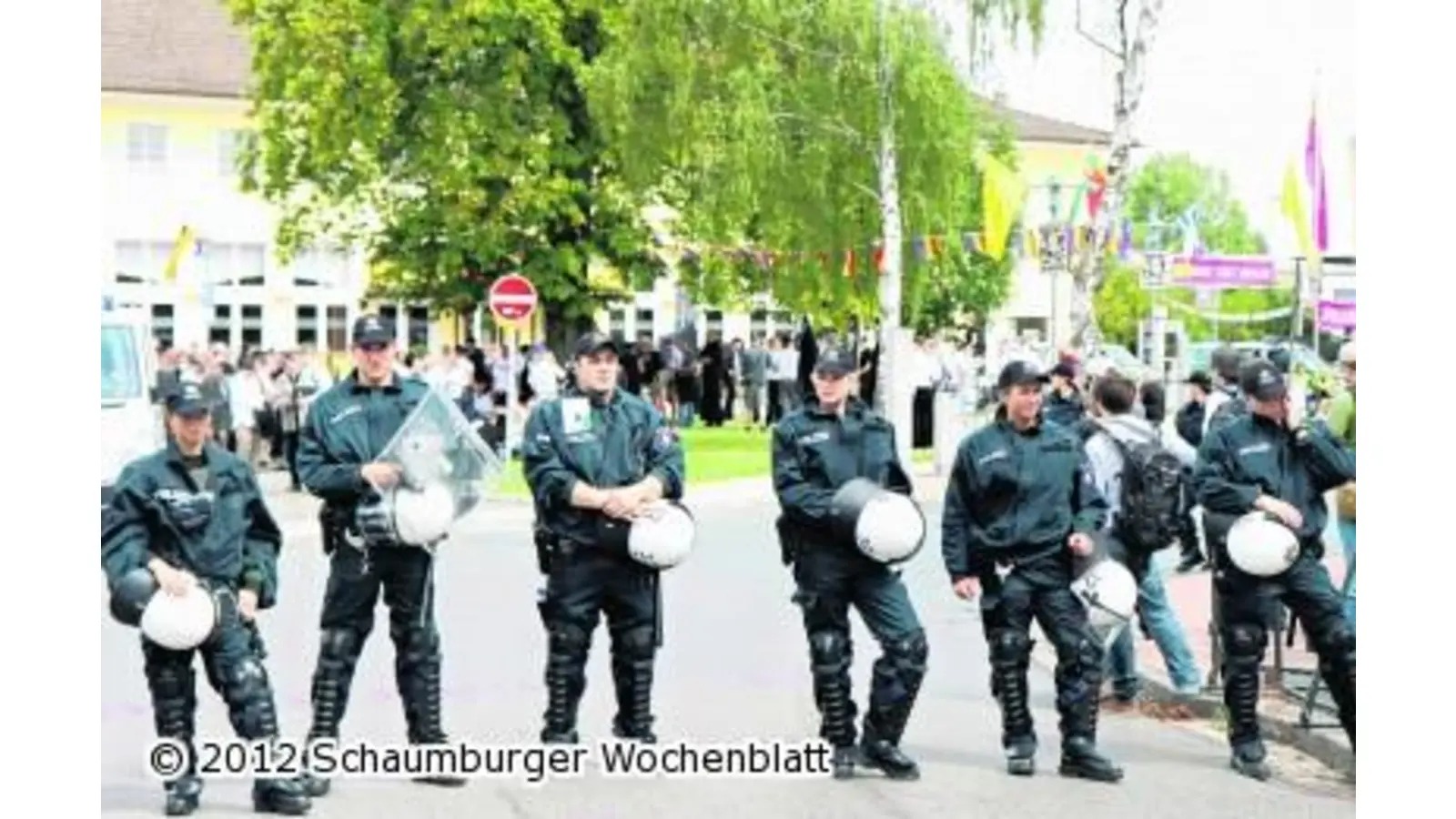 Die Polizei bereitet sich auf einen schwierigen Einsatz vor (Foto: bb)