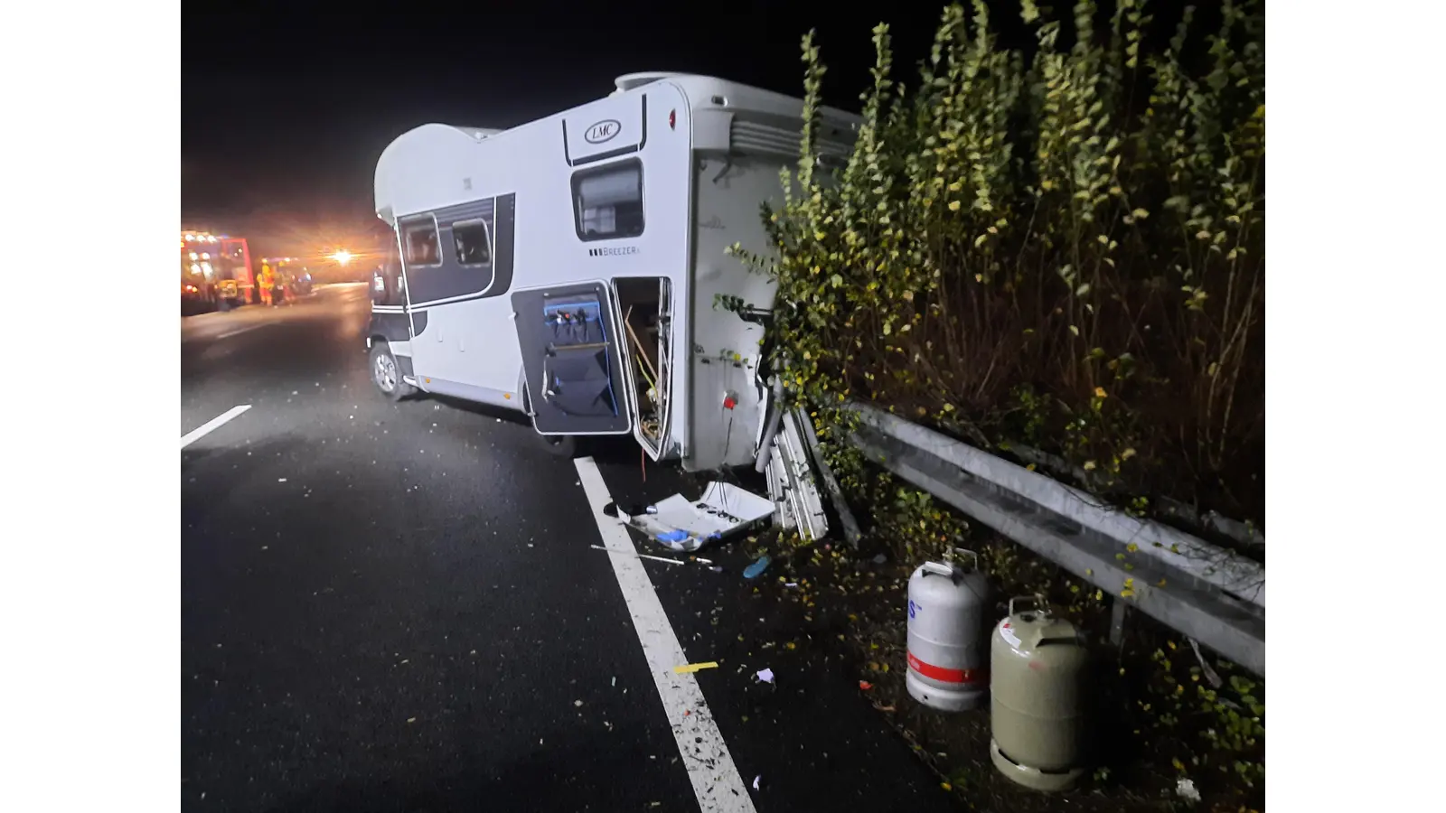 Das Wohnmobil wurde durch die Leitplanke gestoppt. (Foto: privat)