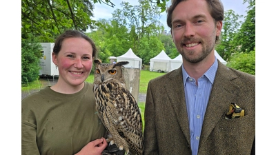 Falknerin Anna Asweh auf der Landpartie Schloss Bückeburg mit Erbprinz Heinrich Donatus zu Schaumburg-Lippe und Uhu Helios. (Foto: jp)