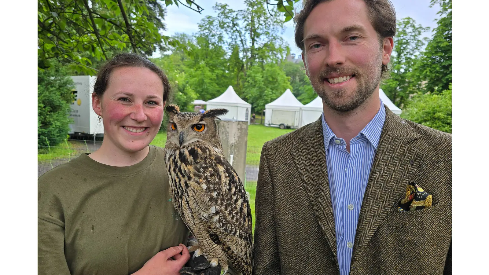 Falknerin Anna Asweh auf der Landpartie Schloss Bückeburg mit Erbprinz Heinrich Donatus zu Schaumburg-Lippe und Uhu Helios. (Foto: jp)