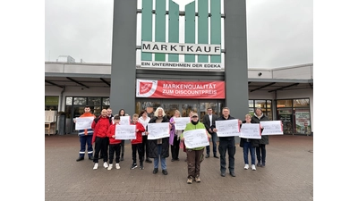 Warmer Geldsegen für das Tierheim Bückeburg, die Tafel Rinteln und die Feuerwehr Rinteln. Sie erhielten die meisten Stimmen von Marktkauf Kunden beim Spendenmarathon.  (Foto: ste)