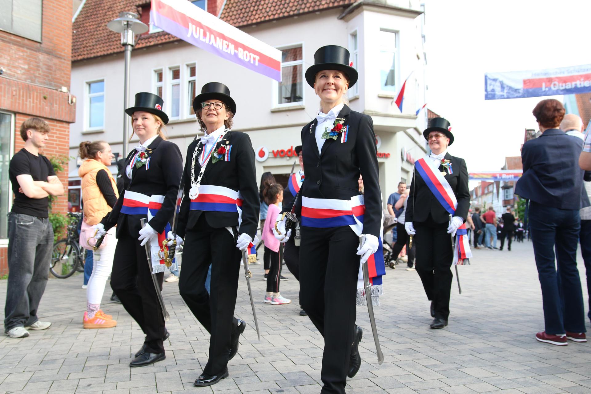 Die Stadthäger haben am Mittwoch den Start des Schützenfestes fröhlich gefeiert.  (Foto: bb)